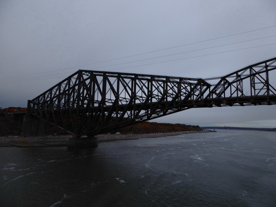   Quebec Bridge Eisenbahn- und Straßenbrücke über den Sankt-Lorenz-StromQuebec  City Quebec Bridge  987 m lang 