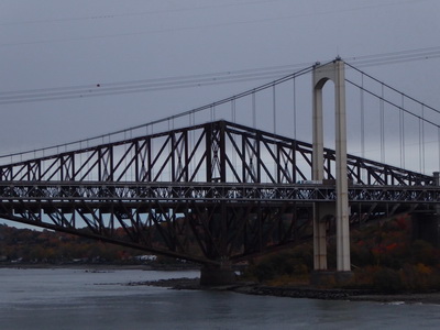 Quebec Bridge Eisenbahn- und Straßenbrücke über den Sankt-Lorenz-StromQuebec  City Quebec Bridge  987 m lang   