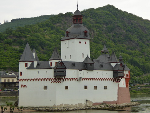Burg Pfalzgrafenstein Zollburg mitten im Rhein