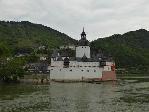Burg Pfalzgrafenstein Zollburg mitten im Rhein