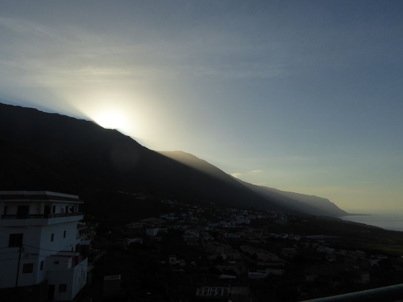 Hotelito  Ida Ines El Golfo 10 Uhr die Sonne kommt ins Tal Frontera