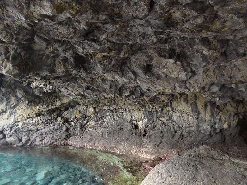 Charco Azul der blaue Teich Naturschwimmecken + ist eine von Fels gesichertes Badebecken