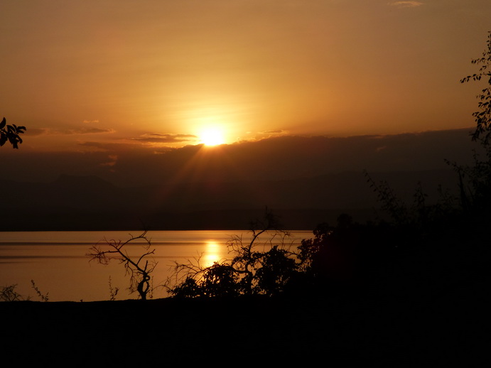 Kenia  Lake Baringo Island Camp sundowner with Gin  