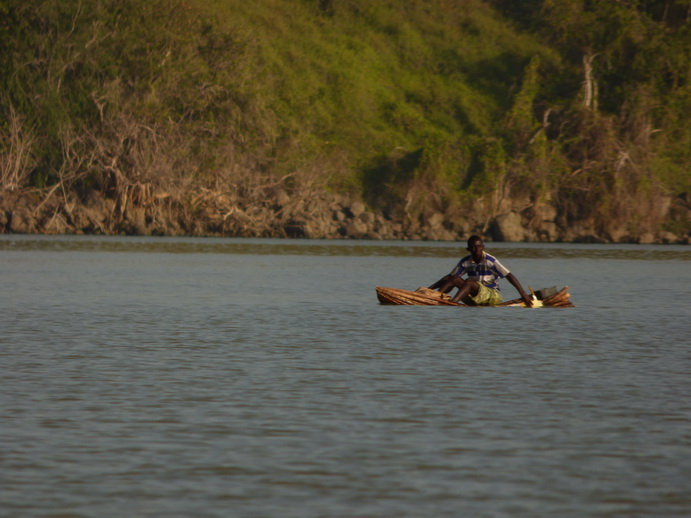  Kenia  Lake Baringo lokal Fishermen on a mokoro
