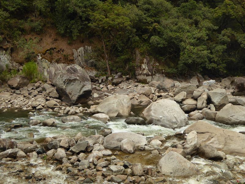 Fluss urubamba mit Bagger 