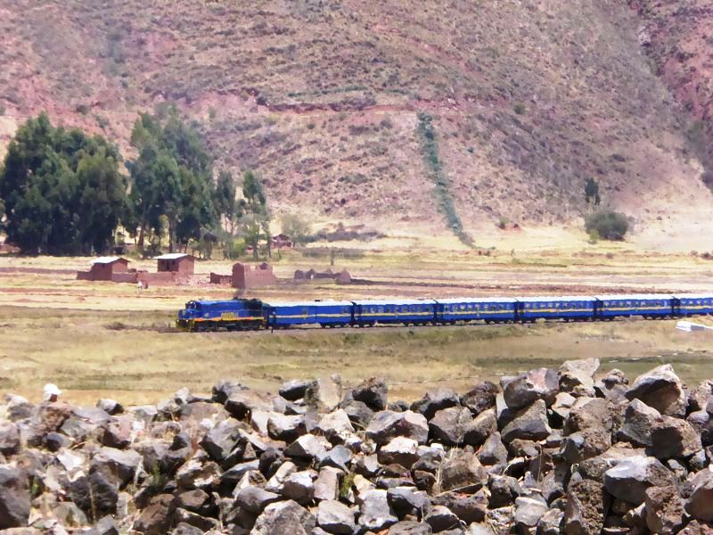 Perurail Zug von der Eisenbahn Peru