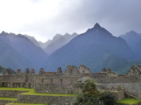 Aguas Calientes Sumaq Machu Picchu walls and mountains dschungel