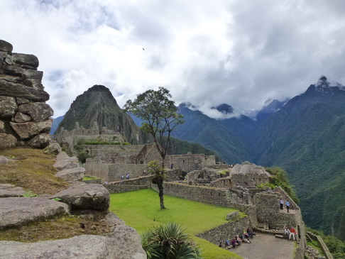 Aguas Calientes Sumaq Machu Picchu walls and mountains dschungel