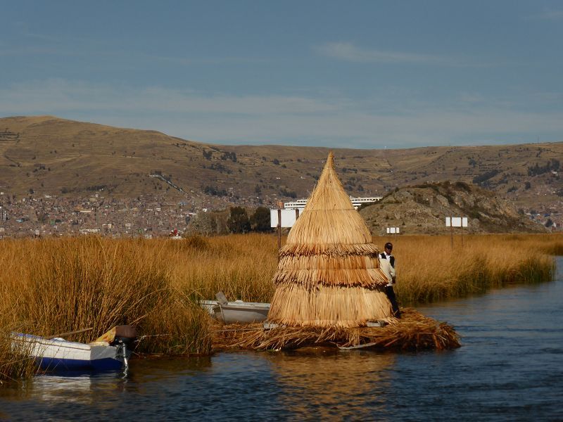 schilfinseln uros Schilf Titicacasee Haeuser auf den inseln