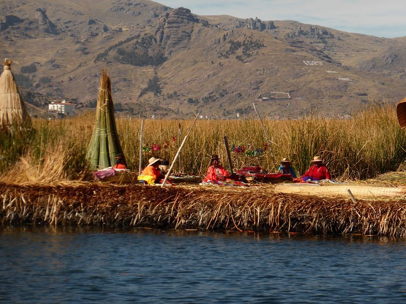 schilfinseln uros Schilf Titicacasee Haeuser auf der insel Urosindianer