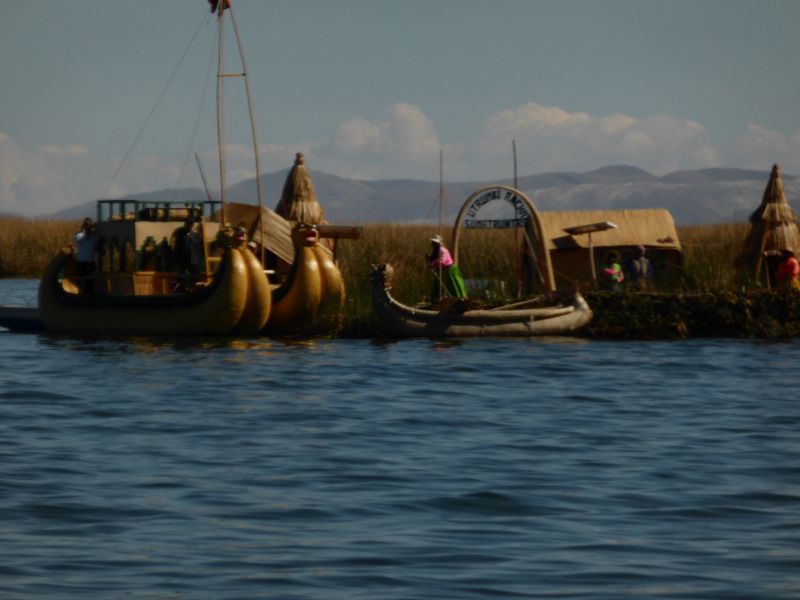 Schilfboot Uros Indianer Pescaderos Lago Titicaca Titicaca Titicacasee Titicaca Titicacasee Bootsfahrt auf dem See