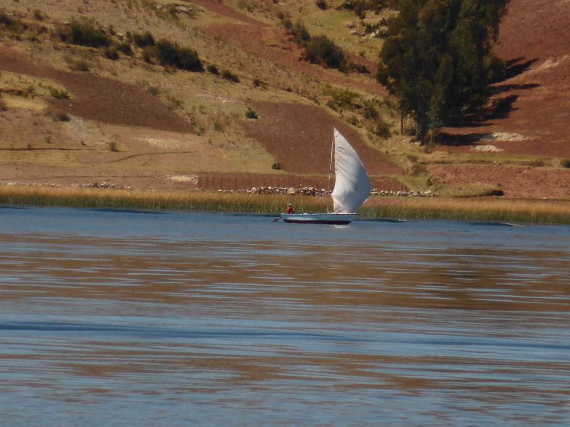 Peru Puno Lago Titicaca Titicacasee  schilfkinder Uros glitzern des titikakaseePeru Puno Lago Titicaca Titicacasee uros schilfboot thor heyerdahl angeln netzangeln auf dem Titikakasee urosindianer