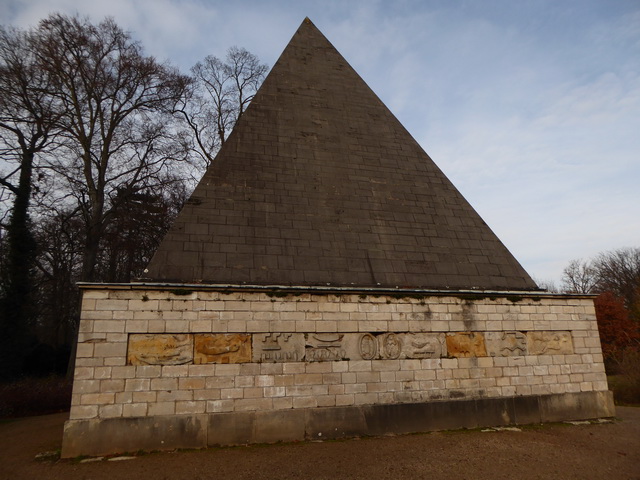 Potsdam Pyramide am Jungfernsee 