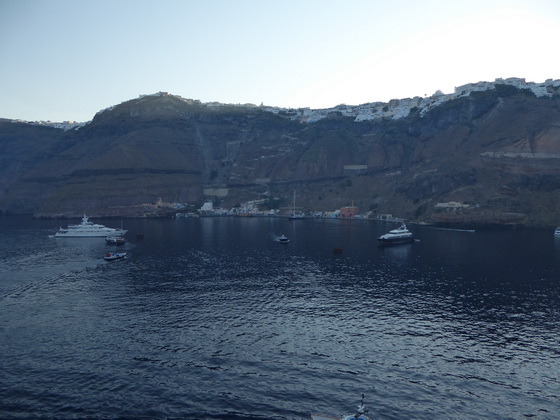 Santorini Santorin Nea Kameni Einfahrt in die Caldera mit dem Schiff Megalochori tendern