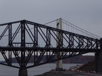   Quebec Bridge Eisenbahn- und Straßenbrücke über den Sankt-Lorenz-StromQuebec  City Quebec Bridge  987 m lang 