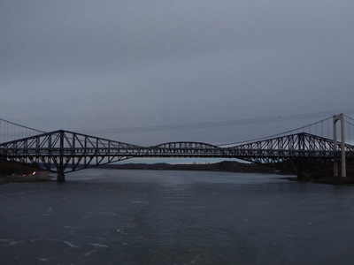 Quebec Bridge Eisenbahn- und Straßenbrücke über den Sankt-Lorenz-StromQuebec  City Quebec Bridge  987 m lang   