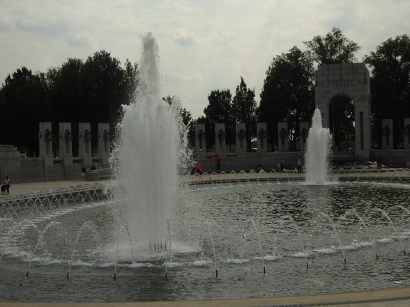   Washington world war monument and fountainWashington world war monument and fountain