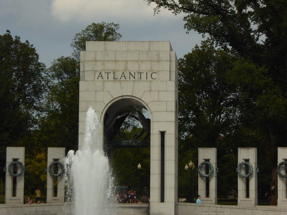   Washington world war monument and fountainWashington world war monument and fountain