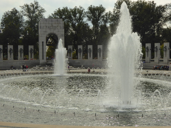   Washington world war monument and fountainWashington world war monument and fountain