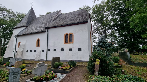 Weinfelder Maar (Totenmaar)  Kapelle und der angeschlossene Friedhof