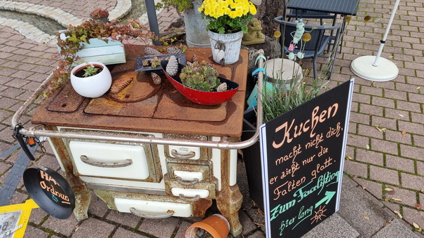 Daun Strohn  Vulkanbombe Strohner Schweiz Cafe im Museum Kuchen macht nicht dick er zieht nur die Falten glatt 