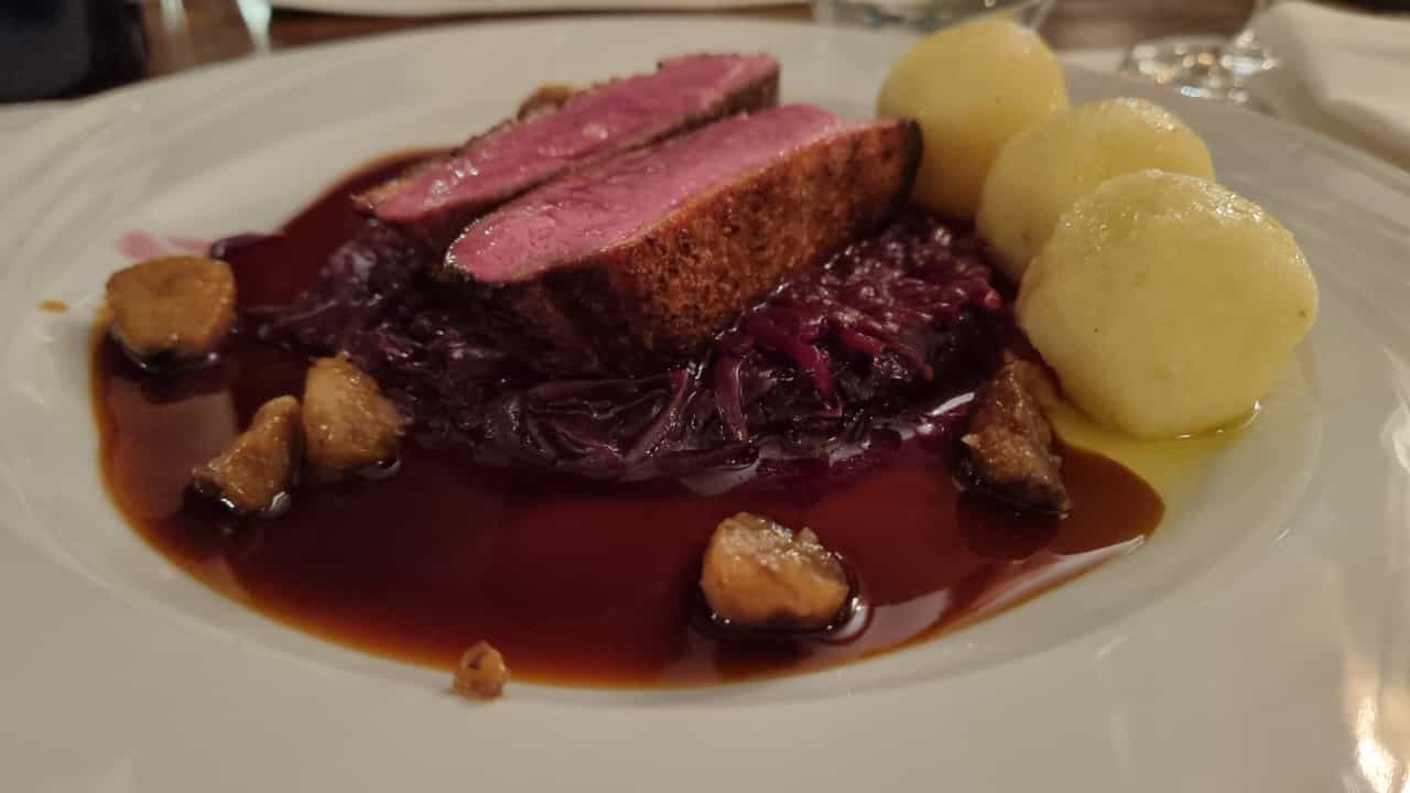 Entenbrust aus Frankreich Rotkohl Kartoffelklößchen Marone