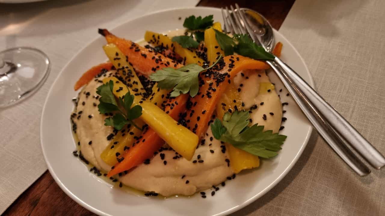 Kichererbsencreme Hummus Karotten und Schalotten aus dem Ofen alter Balsamico