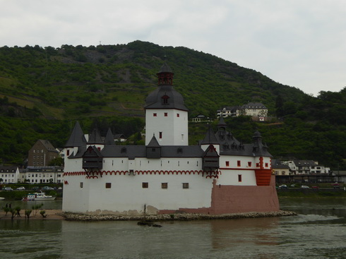 Burg Pfalzgrafenstein Zollburg mitten im Rhein