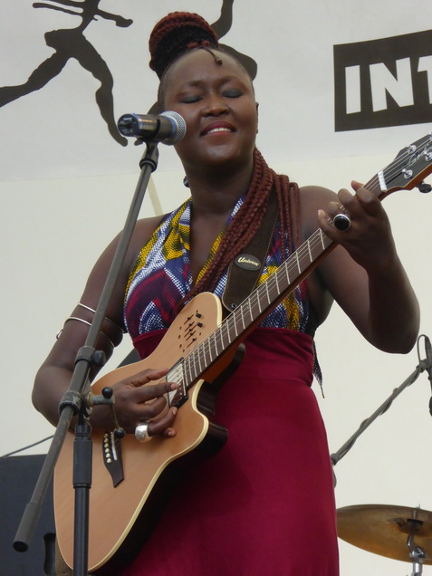 Schon seit dem fünften Lebensjahr wurde Moussa Ndiaye in die hohe Kunst des Trommelspiels eingeweiht. Das Spielen der langen, einfelligen Sabar Trommel der Wolof beherrscht er daher genauso perfekt, wie die Talking Drum oder Djembé. International bekannte Musiker, z. B. Thione Seck, schätzen seine Fähigkeiten und laden ihn zu deren Tourneen ein. Mit seiner eigenen Gruppe N´Guewel Begg Fallou Family, die aus mehreren Sabar-Spielern und zwei Tänzerinnen besteht, wird er auf der Offenen Bühne ein wahres Percussion-Feuerwerk abbrennen.