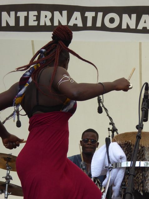 Schon seit dem fünften Lebensjahr wurde Moussa Ndiaye in die hohe Kunst des Trommelspiels eingeweiht. Das Spielen der langen, einfelligen Sabar Trommel der Wolof beherrscht er daher genauso perfekt, wie die Talking Drum oder Djembé. International bekannte Musiker, z. B. Thione Seck, schätzen seine Fähigkeiten und laden ihn zu deren Tourneen ein. Mit seiner eigenen Gruppe N´Guewel Begg Fallou Family, die aus mehreren Sabar-Spielern und zwei Tänzerinnen besteht, wird er auf der Offenen Bühne ein wahres Percussion-Feuerwerk abbrennen.