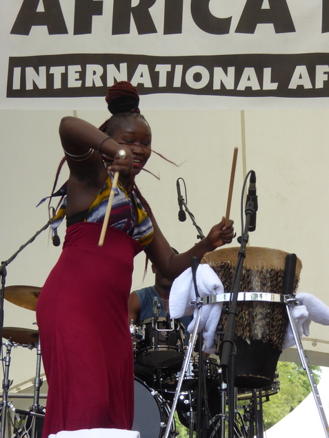 Schon seit dem fünften Lebensjahr wurde Moussa Ndiaye in die hohe Kunst des Trommelspiels eingeweiht. Das Spielen der langen, einfelligen Sabar Trommel der Wolof beherrscht er daher genauso perfekt, wie die Talking Drum oder Djembé. International bekannte Musiker, z. B. Thione Seck, schätzen seine Fähigkeiten und laden ihn zu deren Tourneen ein. Mit seiner eigenen Gruppe N´Guewel Begg Fallou Family, die aus mehreren Sabar-Spielern und zwei Tänzerinnen besteht, wird er auf der Offenen Bühne ein wahres Percussion-Feuerwerk abbrennen.