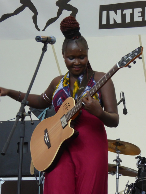 Schon seit dem fünften Lebensjahr wurde Moussa Ndiaye in die hohe Kunst des Trommelspiels eingeweiht. Das Spielen der langen, einfelligen Sabar Trommel der Wolof beherrscht er daher genauso perfekt, wie die Talking Drum oder Djembé. International bekannte Musiker, z. B. Thione Seck, schätzen seine Fähigkeiten und laden ihn zu deren Tourneen ein. Mit seiner eigenen Gruppe N´Guewel Begg Fallou Family, die aus mehreren Sabar-Spielern und zwei Tänzerinnen besteht, wird er auf der Offenen Bühne ein wahres Percussion-Feuerwerk abbrennen.