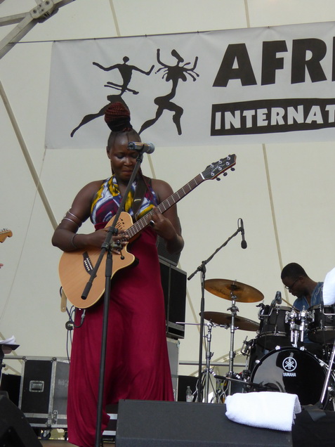 Schon seit dem fünften Lebensjahr wurde Moussa Ndiaye in die hohe Kunst des Trommelspiels eingeweiht. Das Spielen der langen, einfelligen Sabar Trommel der Wolof beherrscht er daher genauso perfekt, wie die Talking Drum oder Djembé. International bekannte Musiker, z. B. Thione Seck, schätzen seine Fähigkeiten und laden ihn zu deren Tourneen ein. Mit seiner eigenen Gruppe N´Guewel Begg Fallou Family, die aus mehreren Sabar-Spielern und zwei Tänzerinnen besteht, wird er auf der Offenen Bühne ein wahres Percussion-Feuerwerk abbrennen.