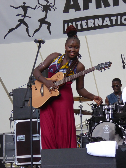 Schon seit dem fünften Lebensjahr wurde Moussa Ndiaye in die hohe Kunst des Trommelspiels eingeweiht. Das Spielen der langen, einfelligen Sabar Trommel der Wolof beherrscht er daher genauso perfekt, wie die Talking Drum oder Djembé. International bekannte Musiker, z. B. Thione Seck, schätzen seine Fähigkeiten und laden ihn zu deren Tourneen ein. Mit seiner eigenen Gruppe N´Guewel Begg Fallou Family, die aus mehreren Sabar-Spielern und zwei Tänzerinnen besteht, wird er auf der Offenen Bühne ein wahres Percussion-Feuerwerk abbrennen.