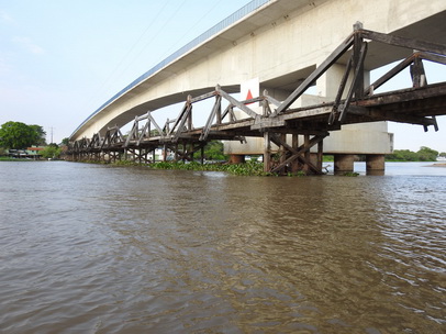   Rio Miranda  Bridge Fishermens HouseboatsRio Miranda  Bridge Fishermens Houseboats