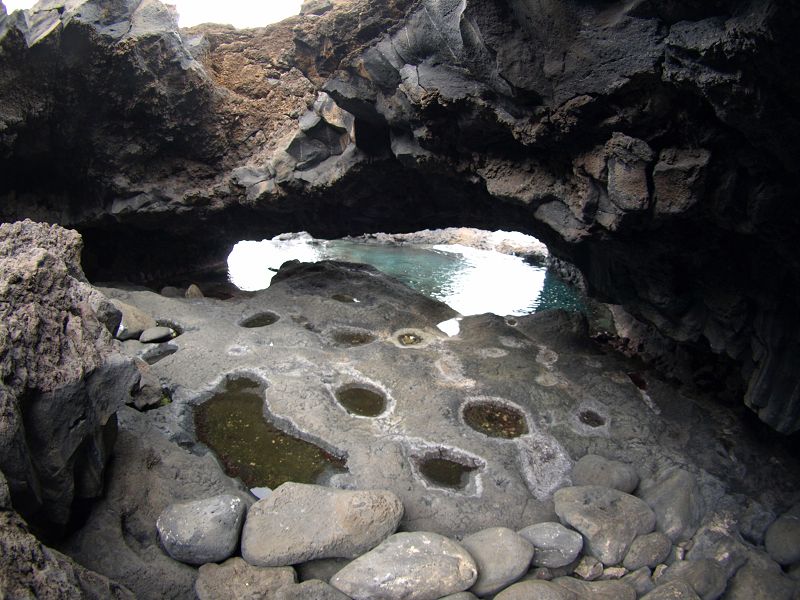   Charco Azul (blauer Teich) ist ein von Felsen gesicherter BadeplatzCharco Azul (blauer Teich) ist ein von Felsen gesicherter Badeplatz