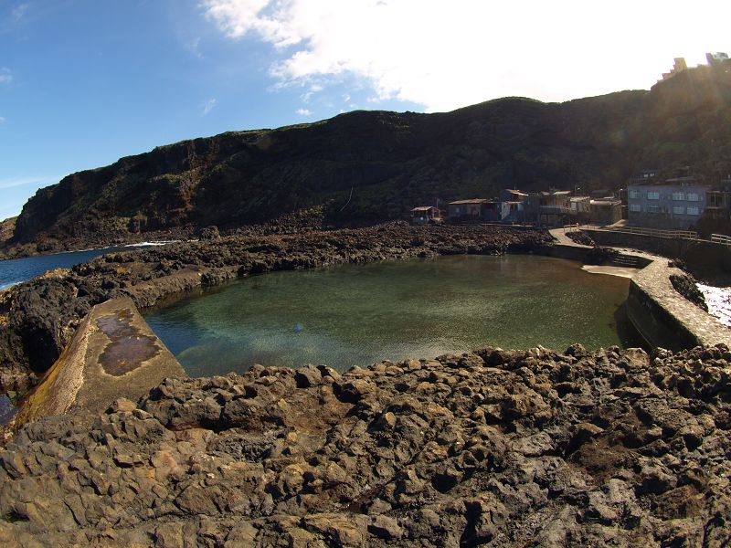 Pozo de Las Calcosas Naturschwimmbecken mit Stricklavaformation altes Fischerdorf El Hierro