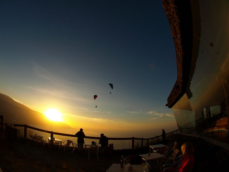Mirador de la Pena + Pena Restaurant Gleitschirmfliegen in der Sonnendämmerung 