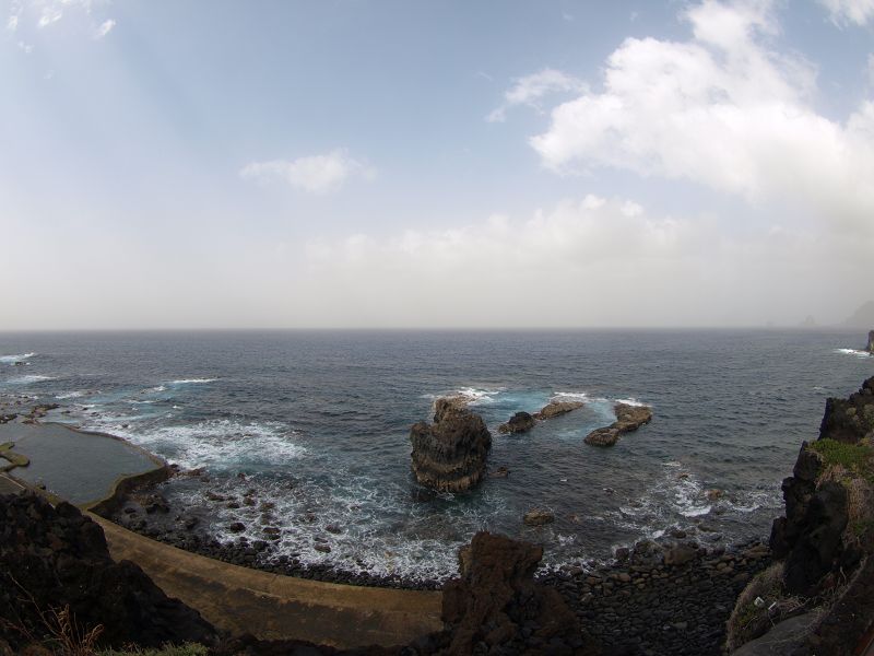 La Maceta  Wanderung am Meer auf Superweg Holzlatten auf Lava von La Maceta nach Las Puntas