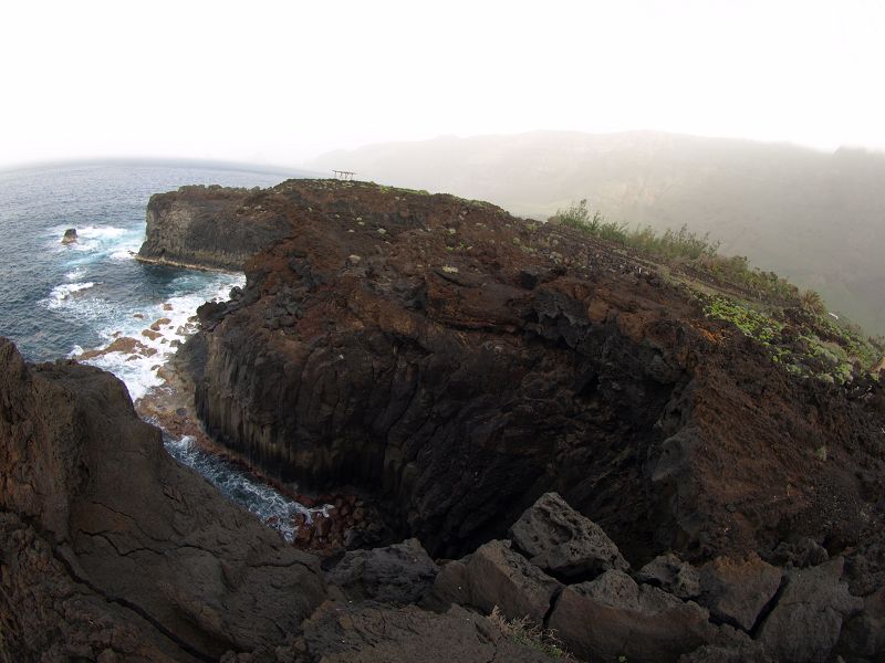 Klippenwanderung Wanderung am Meer auf Superweg Holzlatten auf Lava von La Maceta nach Las Puntas