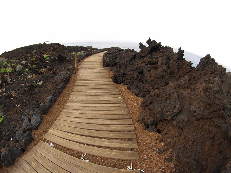 Klippenwanderung Wanderung am Meer auf Superweg Holzlatten auf Lava von La Maceta nach Las Puntas