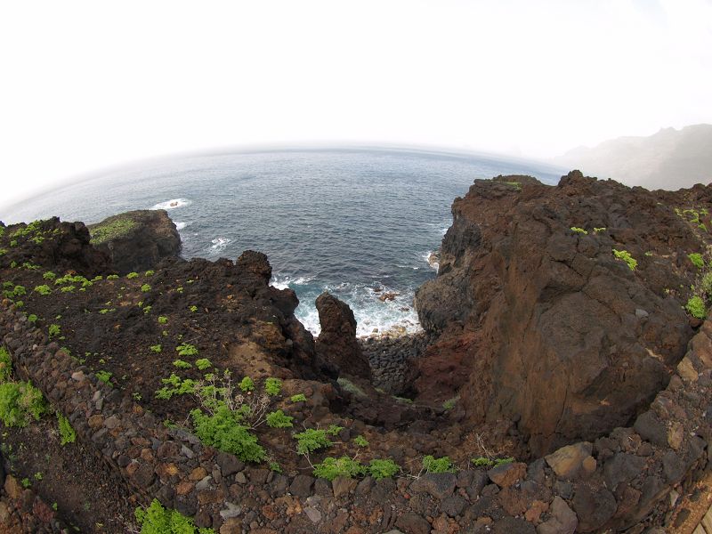 Wanderung am Meer auf Superweg Holzlatten auf Lava von La Maceta nach Las Puntas