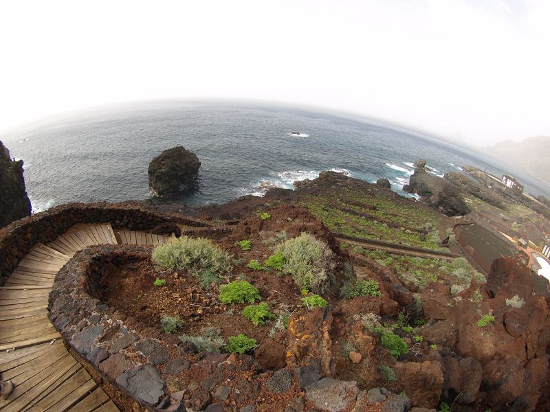 Wanderung am Meer auf Superweg Holzlatten auf Lava von La Maceta nach Las Puntas