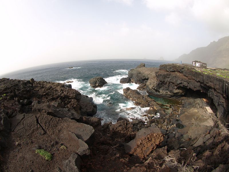 Wanderung am Meer auf Superweg Holzlatten auf Lava von La Maceta nach Las Puntas