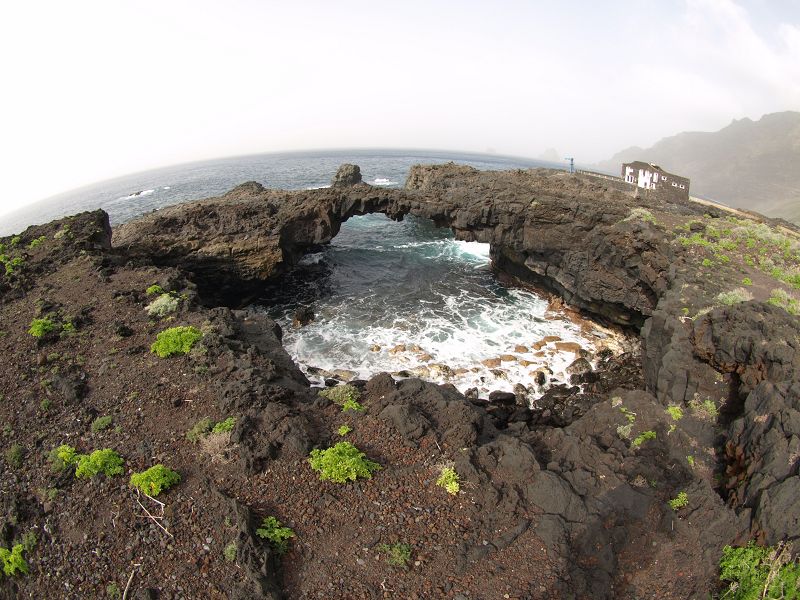 Wanderung am Meer auf Superweg Holzlatten auf Lava von La Maceta nach Las Puntas