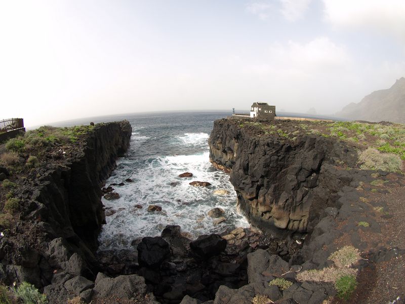 Wanderung am Meer auf Superweg Holzlatten auf Lava von La Maceta nach Las Puntas