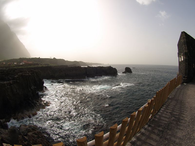 La Maceta  Wanderung am Meer auf Superweg Holzlatten auf Lava von La Maceta nach Las Puntas