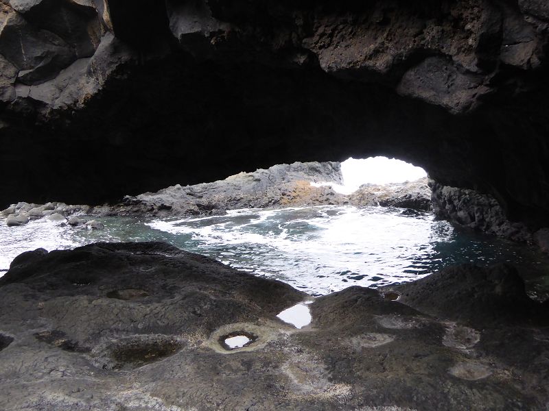 Charco Azul der blaue Teich Naturschwimmecken + ist eine von Fels gesichertes Badebecken