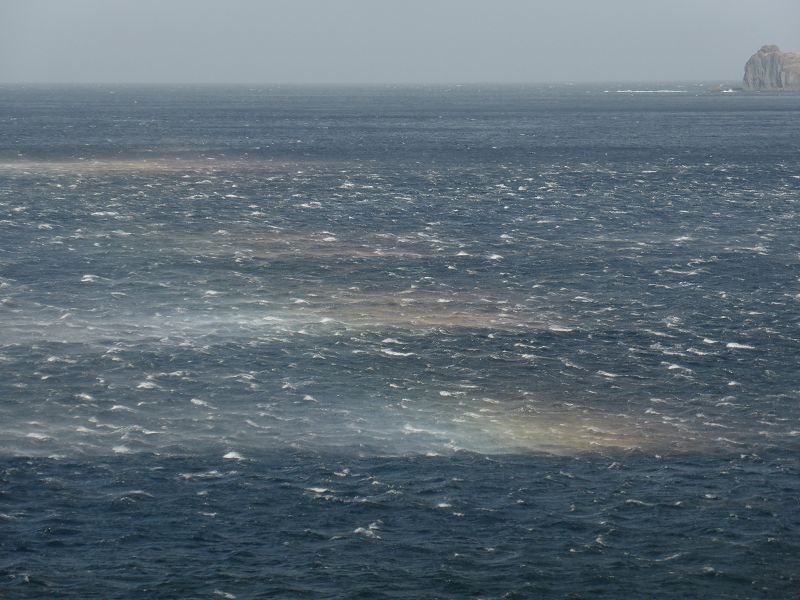 Sturm auf dem Meer  Sturm auf Frontera mare atlantico regenbogen durch Gischt der Wellen 