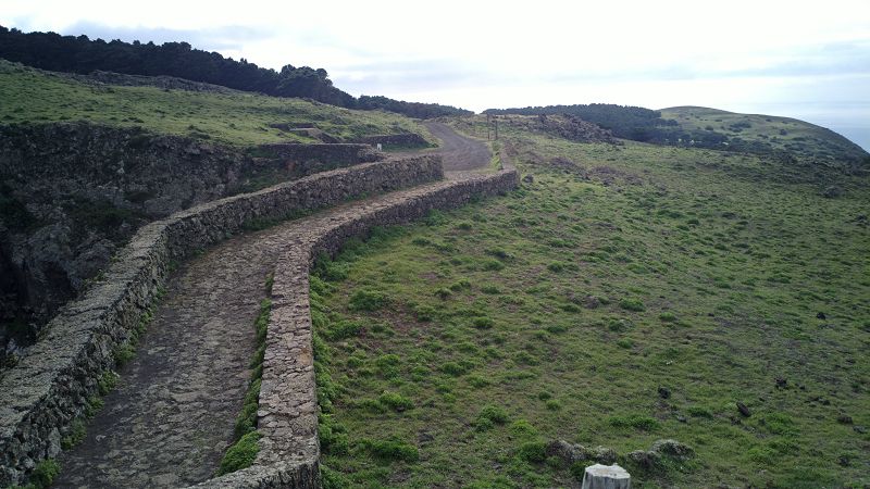 Mirador Bascos Blick runter Pozo de la Salud Blick in die Caldera El Golfo sabinosa